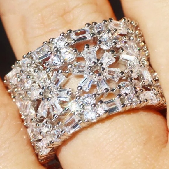 NEW๐18CT 925 STERLING SILVER DIAMOND RING - Picture 4 of 6